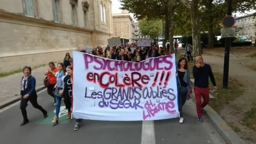 Bordeaux : les psychologues manifestent pour une meilleure...